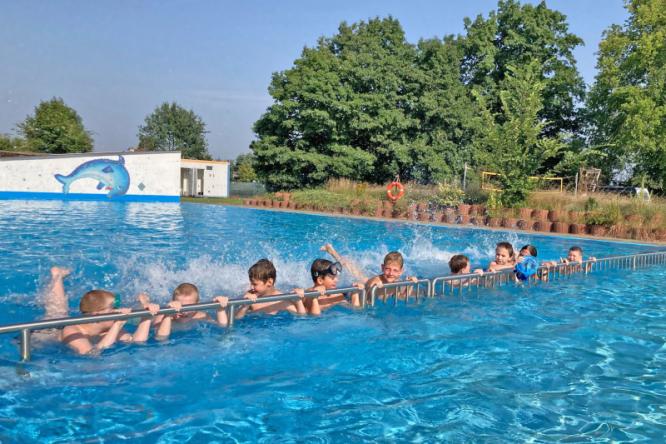 Schwimmbad L&uuml;bars