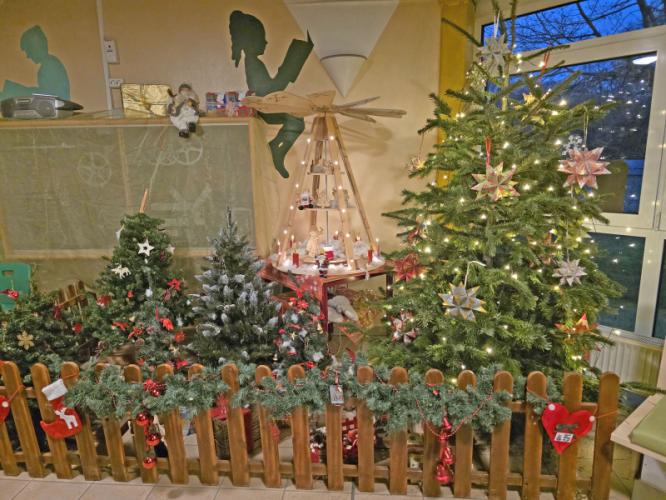 Weihnachtsdeko im Foyer