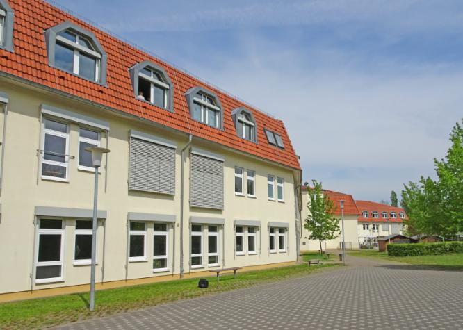 Schulhof Dr.-Theodor-Neubauer Schule Burg